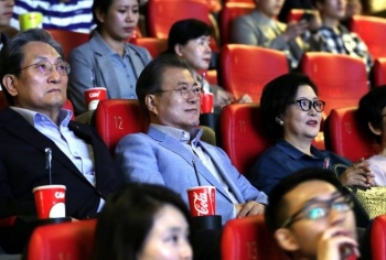 Tổng thống Hàn Quốc và phu nhân ra rạp ủng hộ "Ký sinh trùng"