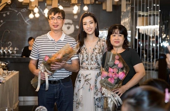 Hoa hậu Đỗ Mỹ Linh cùng mẹ đi đăng ký hiến tạng