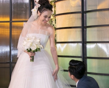 Cường Đôla ân cần chăm sóc Đàm Thu Trang trong lễ cưới