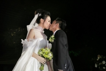 Cường Đôla hôn say đắm Đàm Thu Trang trong lễ cưới