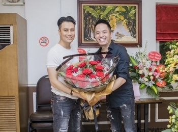 Sau ồn ào ly hôn, diễn viên Việt Anh rạng rỡ chúc mừng ông bầu Quang Cường