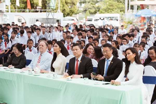 hoa hau hhen nie cung hoang thuy ve long an trao hoc bong