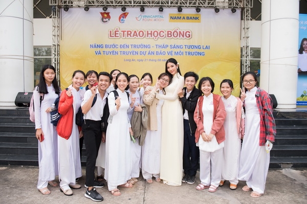 hoa hau hhen nie cung hoang thuy ve long an trao hoc bong