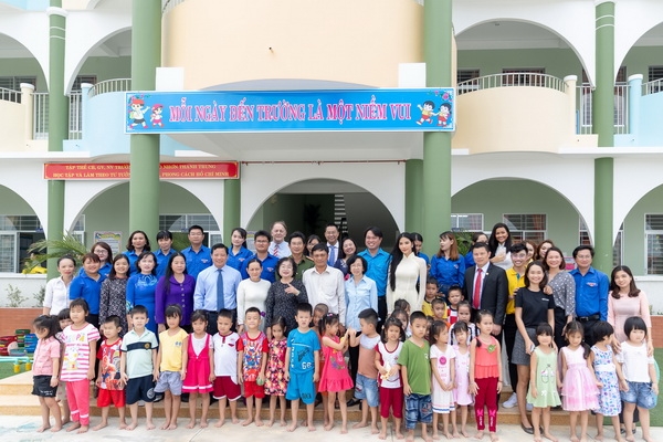 hoa hau hhen nie cung hoang thuy ve long an trao hoc bong