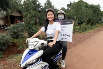 Hoa hậu H'Hen Niê lái xe máy đi trao học bổng cho học sinh tại quê nhà