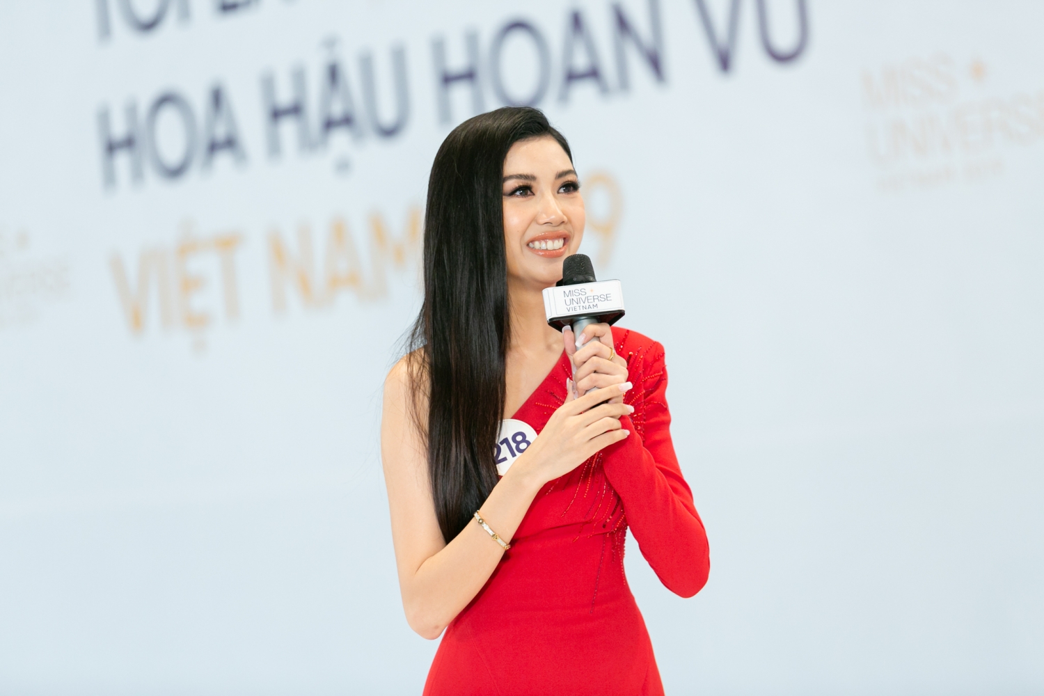 thuy van bat khoc vi bi hoa hau huong giang mang xuat hien nhu celeb