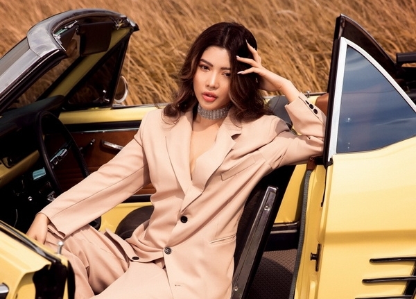 Diễn viên Trang Lê khoe vẻ ngọt ngào bên xe cổ