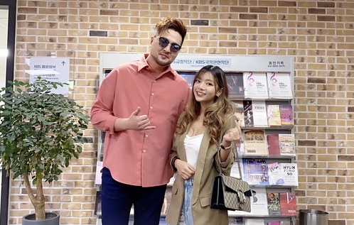 Katleen Phan Võ vui mừng gặp ca sĩ Kim Tae Woo tại Hàn Quốc