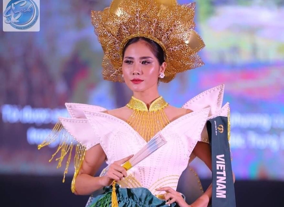 Hoàng Hạnh đạt giải đồng trang phục dân tộc tại Miss Earth 2019