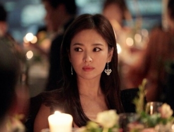 Song Hye Kyo gây tranh cãi vì không hủy sự kiện tưởng nhớ Sulli