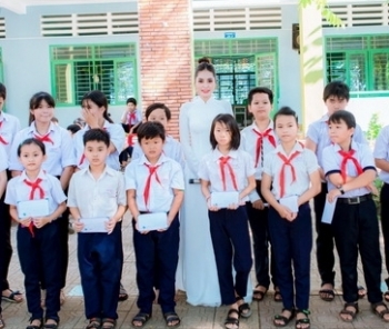Hoa hậu Di Khả Hân về trường cũ trao học bổng