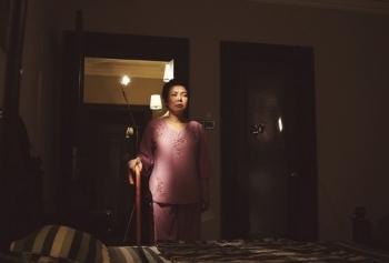 Việt Hương hóa bà mẹ mù trong web drama dịp Halloween
