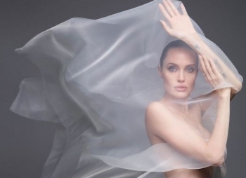Angelina Jolie chụp ảnh khỏa thân táo bạo trên tạp chí
