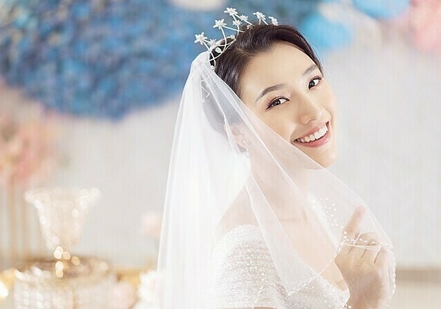 Á hậu Hoàng Oanh kết hôn cùng bạn trai Tây vào tháng 12