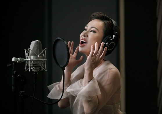 Uyên Linh xúc động khi hát nhạc phim "Hoa hậu giang hồ"