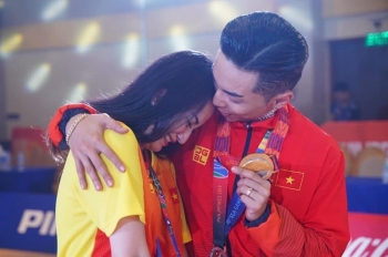 Khánh Thi khóc khi chồng giành HCV vàng tại SEA Games