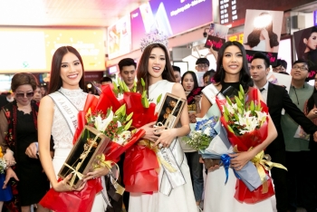 Hoa hậu Khánh Vân xúc động khi được khán giả đón ở sân bay