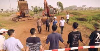 "Sinh tử" tập 30: Dân xã Giang Kim tiếp tục khiếu kiện, chặn xe doanh nghiệp xây dựng