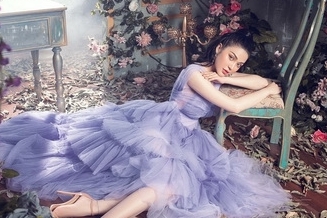 Lily Chen hóa công chúa gợi cảm giữa rừng hoa cổ tích