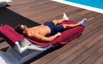 Kệ châm chọc, Ronaldo nhởn nhơ tắm nắng
