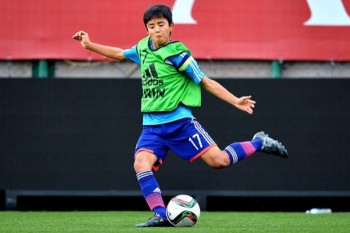'Messi Nhật Bản' sẽ đối đầu với 'tài năng' Phan Thanh Hậu