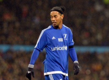 [VIDEO] Ronaldinho xỏ háng hai ngôi sao người Anh dễ như trở bàn tay