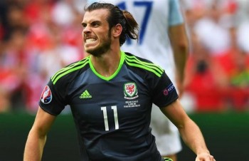 Người Anh hả hê 'ném đá' Bale trên Twitter