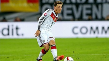 Nội bộ ĐT Đức bất ổn: Ozil đáp trả chỉ trích của Boateng