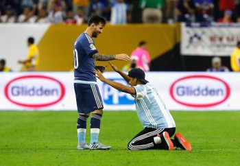 [VIDEO] Fan cuồng quỳ lạy xin chữ ký của Messi