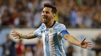 Maradona nhắn Messi: ‘Nếu không thắng thì đừng về nước’