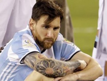 Messi nhận quà sinh nhật bằng một pha đá hỏng penalty
