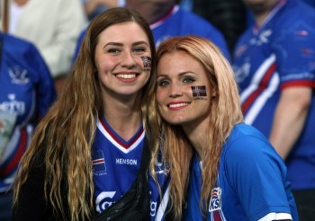 [PHOTO] Vẻ đẹp hút hồn của nữ CĐV Iceland trên khán đài