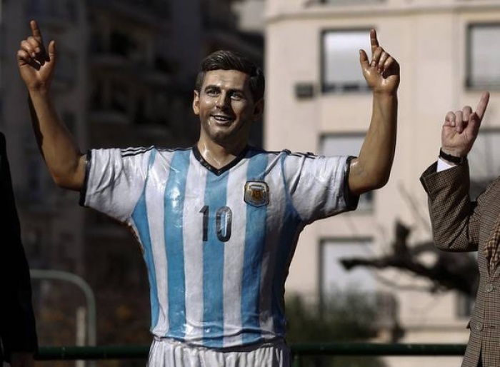 Argentina dựng tượng, phát động 'chiến dịch' ngăn Messi rời ĐTQG