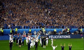 [VIDEO] Người Iceland ăn mừng như thắng trận dù bị loại