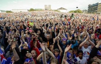 [PHOTO] Người dân Iceland đổ ra đường mừng đội tuyển về nước