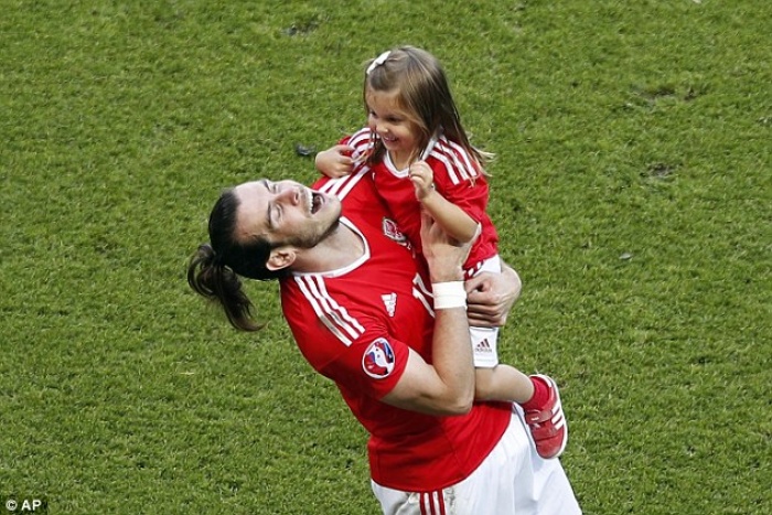Cầu thủ Xứ Wales bị cấm đưa vợ con xuống sân vì làm hỏng cỏ