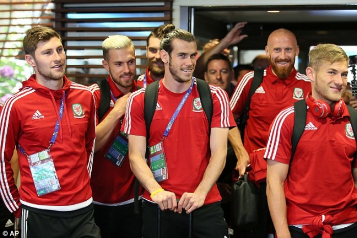 [PHOTO] Gareth Bale và đồng đội được tung hô như Vua tại quê nhà
