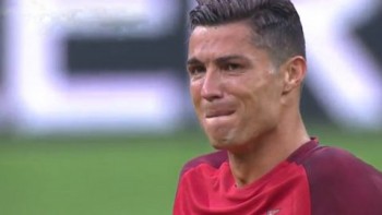[VIDEO] Cận cảnh Ronaldo khóc như mưa khi phải rời sân