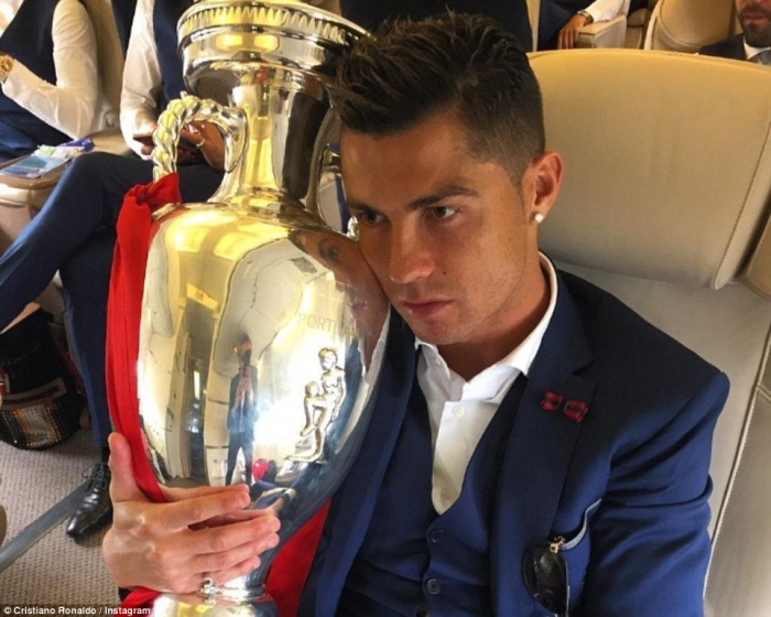 photo ronaldo om cup khu khu chiec cup tren duong ve nuoc