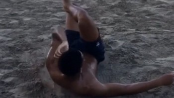 [VIDEO] M.U hội quân, Martial vẫn luyện công một mình trên bãi biển