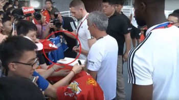 [VIDEO] Cái lắc đầu của Mourinho khi được mời ký áo đấu Chelsea