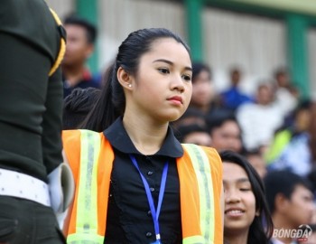 [PHOTO] Nữ CĐV Campuchia xinh đẹp khuấy động khán đài giải U16 ĐNÁ