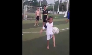 [VIDEO] Bé gái tâng bóng ngang cơ Messi