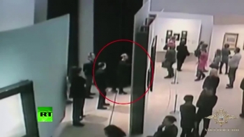 Video tranh quý ngang nhiên bị đánh cắp giữa triển lãm đông người tại Nga