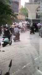 Ô tô lao như “điên”, hất ngã xe máy ở Hà Nội