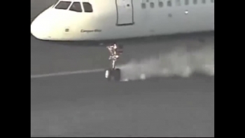 Nữ tiếp viên Nga đạp cửa cứu hành khách khỏi máy bay bốc cháy