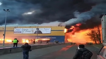 Trung tâm thương mại ở St. Petersburg chìm trong biển lửa
