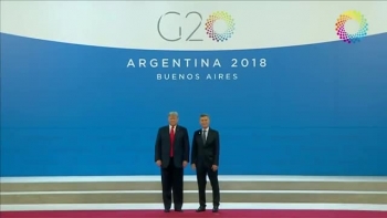 Tổng thống Argentina gọi ông Trump chụp ảnh chung