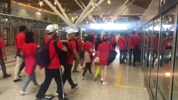 CĐV Việt Nam “nhuộm đỏ” sân bay Kuala Lumpur, sẵn sàng “tiếp lửa” trận chung kết