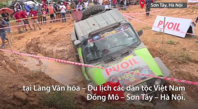 Tài xế Việt đua nhau leo đá, lội nước tại Hà Nội